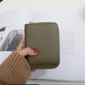 Portafoglio verde oliva con trama litchi, zip dorata e design compatto minimalista - Verde Scuro