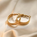 Boucles d'oreilles créoles dorées avec zircons sur tissu en soie beige - Style Créoles avec Zirconia (44837)