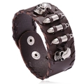 Punk bruine lederen armband met metalen schedel en kogelbedels op een witte achtergrond - Bruin