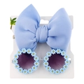 Detalle de gafas de sol de margarita azul claro y diadema con lazo para bebé en tarjeta - Azul claro