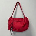 Sac de sport rouge avec bandoulière réglable et breloque à motif damier décoratif - Rouge + Nœud