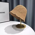 Détail d'un chapeau de paille tissé main montrant la texture losange et bord ondulé - M (56-58cm) / Kaki