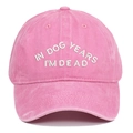 Détail de la broderie blanche sur la casquette de baseball en coton lavé rose vif - Taille unique / Rose