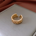 Primer plano de un anillo de corazón dorado con circonitas en un soporte de joyería - Estilo de Corazón Dorado