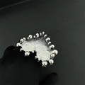 Detailopname van zilveren lava-textuur ring met kralenrand op zwarte achtergrond - B19 Ring / Zilver