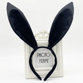 Détail d'un serre-tête oreilles de lapin en satin noir avec fil flexible sur un cadre - Noir/Satin