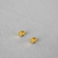 Vue macro de fermoirs de boucles d'oreilles en laiton doré avec inserts silicone - Cylindre doré