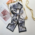 Elegante foulard in seta con graffiti blu e bianchi esposto con perle - Texture Albero Paesaggio Blu Bianco (LJ21-H124)