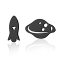 Dettaglio degli orecchini a perno asimmetrici a forma di astronave e pianeta in nero opaco - Tema Spaziale (135) / Nero Opaco