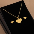 Set de joyería de corazón en acero inoxidable dorado con collar y pendientes de aro - X468