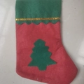 Calcetín navideño de fieltro rojo con borde dentado verde y adorno de árbol - Estilo Árbol de Navidad Verde / 15x20cm