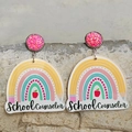 Details von School Counselor Acryl-Ohrringen mit Regenbogenmuster und rosa Glitzer - Schulberater