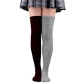 Détail de chaussettes hautes bicolores rouge et gris en maille sur un modèle - Taille unique / Noir et Gris Clair / Yin Yang 6