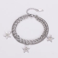 Detalle de pulsera de doble capa en acero inoxidable con estrellas de circón y cierre langosta - Color Acero