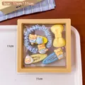 Süße Bären-Haarspange und blaues Haargummi in einer gelben PE-Displaybox - Kombi B Set (Folienbox)