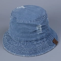 Dettaglio del cappello alla pescatora in denim blu con strappi e patch in pelle - M (56-58cm) / Azzurro