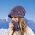 Winter-Set aus lila Strickmütze und Schal mit Fleece-Futter und Ohrenschutz für Damen - Lila