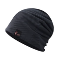 Détail d'un bonnet en maille gris foncé avec broderie fashion sur un patch carré - Taille unique / Gris foncé