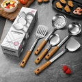 Juego de 5 utensilios de cocina de acero inoxidable con mango de madera en caja de regalo - Espátula+Cucharón+Espátula para Freír+Espumadera+Cuchara de Arroz (Caja de Color)