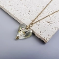 Dettaglio del ciondolo a cuore in vetro con foglie d'oro su catenina dorata - Oro-Bianco