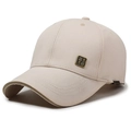 Beige Baumwoll-Baseballkappe mit Vintage-Metallemblem und chinesischer Kalligraphie - Hellbeige