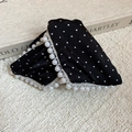 Détail de la pince à cheveux en satin à pois avec bordure en perles sur tissu texturé - Style Satin Noir à Pois avec Perles (18#)