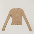Detail van kaki geribbeld gebreid vest met verticale textuur en merklabel - S / Khaki
