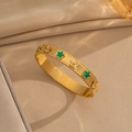 Brazalete de acero de titanio dorado con flor y estrella verde sobre fondo de seda - Estilo de Concha Verde Dorada (186)