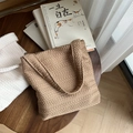 Detailansicht der gewebten Fischgräten-Textur beige und brauner Canvas-Taschen - Kleine Handtasche / Camel