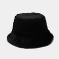 Detalle de gorro de pescador de piel sintética negra con textura térmica suave - M (56-58cm) / Negro