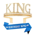 Couronne KING dorée avec strass et écharpe Birthday King bleue pour anniversaire homme - Style peigne Or strass blanc + Tissu pailleté bleu marine texte iridescent