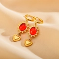 Dettaglio macro di orecchini placcati in oro con rubini rossi e pendenti a cuore - Orecchini a Raggi di Sole con Pendente a Cuore (4款)