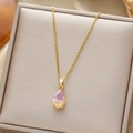 Elegante collana dorata con pietra rosa a goccia e un raffinato design intagliato - Goccia d'Acqua Rosa