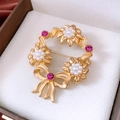 Spilla vintage a ghirlanda in oro 18k opaco con perle bianche, gemme rosa e dettaglio a fiocco - 74# Ghirlanda Beige Viola Oro