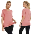 Detail eines rosa T-Shirts mit V-Ausschnitt, Seitenschlitz und dehnbarem Funktionsstoff - S / Rosa