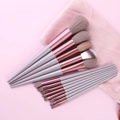 Set di 13 pennelli per trucco grigio-viola con ghiere oro rosa su velluto rosa - Set da 13 pezzi + Borsa / Rosa Loto