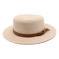 Dettaglio della trama del cappello di paglia con fascia in pelle marrone e fibbia - M (56-58cm) / Rosa