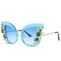 Cat-Eye-Sonnenbrille mit blauem Farbverlauf und Strasssteinen in Blattform verzierung - Transparenter blauer Rahmen mit blau-rosa Verlaufsglas