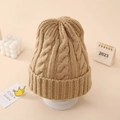 Primer plano del gorro de punto de ochos camel con dobladillo grueso y textura de lana suave - Caqui