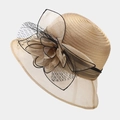 Detail eines eleganten champagnerfarbenen Sonnenhutes mit Organzablumen und schwarzem Rand - Khaki