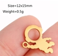 Goldener Affenanhänger aus Edelstahl, 12x15mm Größe, zwischen Fingern gehalten - Affe / Gold
