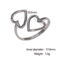 Vista detallada de un anillo ajustable plateado con doble corazón y dimensiones - Color Acero