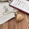 Détail d'un pendentif zongzi en soie avec cordon tressé coloré et perle de jade vert - Petite Figure Tang Jaune