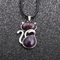Détail du pendentif chat en argent serti de deux pierres précieuses améthystes - Corde Cirée Nsn0146