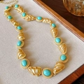 Vue détaillée du collier vintage avec pierres turquoises et maillons dorés à texture fine - 24# Collier - Style Pierre Artificielle Triangle