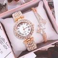 Nahaufnahme der roségoldenen Quarzuhr und passendes Strass-Armband in Geschenkbox - 2318 Roségoldene Uhr + Armband + Box