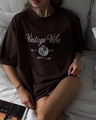 Κοντινό πλάνο oversized καφέ βαμβακερό T-shirt με vintage σχέδιο royal club - S / Καφέ
