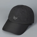 Detail van geborduurd olifantlogo op een zwarte, sneldrogende lichtgewicht baseballcap - M (56-58cm) / Zwart