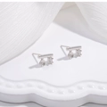 Dettaglio ravvicinato di orecchini a lobo in argento 925 con pietre di zirconia cubica - Base Trave di Equilibrio Bianco K Solo (Senza Perla)