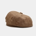 Primer plano de gorra de vendedor de periódicos marrón con textura y bordado de corazón - M (56-58cm) / Moca